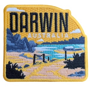 Op de afbeelding: Gele geborduurde patch met een strandscène en de tekst "DARWIN AUSTRALIA".