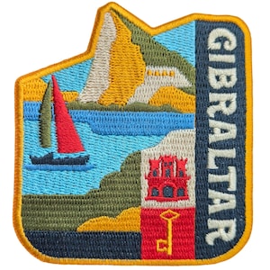 Puede incluir: Parche bordado con una escena costera con un velero, montañas y un castillo. El parche tiene un borde amarillo y la palabra "GIBRALTAR" en texto blanco sobre un fondo azul marino. El diseño incluye colores rojo, azul, verde y amarillo.