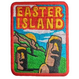 以下が含まれることがあります： 赤い背景に黄色の文字で「EASTER ISLAND」と書かれた刺繍パッチ。2体のモアイ像、緑の草、青い空、夕日がある風景が描かれています。パッチには赤い縁取りがあります。