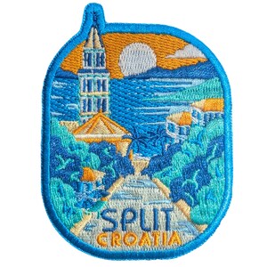 Könnte beinhalten: Gestickter Aufnäher mit einer Ansicht von Split, Kroatien. Das Design zeigt einen Turm, Gebäude, das Meer und einen Sonnenuntergang. Der Aufnäher ist blau umrandet und trägt den Schriftzug "SPLIT CROATIA" in einem stilisierten Schriftzug.