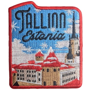 Könnte beinhalten: Gestickter Aufnäher mit rotem Rand, der eine Stadtlandschaft und den Text "Tallinn Estonia" zeigt. Das Design umfasst Gebäude mit roten Dächern, einen hohen Turm und einen blauen Himmel mit Schneeflocken. Ein Souvenirartikel.