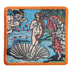 Puede incluir: Parche bordado que representa "El nacimiento de Venus" de Botticelli. La obra de arte muestra a Venus emergiendo de una concha, con figuras a ambos lados. El parche tiene un borde naranja y la palabra "Florence" está escrita en la parte inferior.