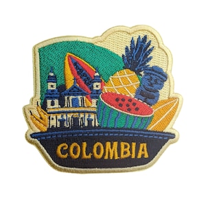 Könnte beinhalten: Gestickter Aufnäher mit einem farbenfrohen Design, das ein Gebäude, ein Surfbrett, eine Ananas, eine Wassermelone und Bananen zeigt. Der Aufnäher ist von einem gelben Rand umgeben und trägt den Schriftzug "COLOMBIA" in gelber Schrift.