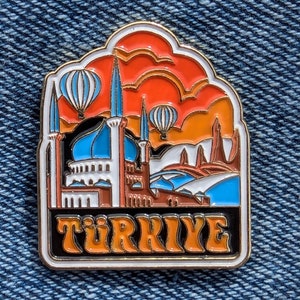 Turkiye 1.25" Enamel Pin Travel Badge Pinback Golden Lapel City Country Flag
