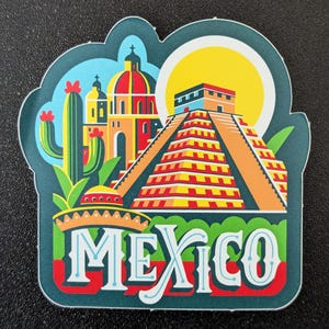 Puede incluir: Una colorida pegatina con temática de México que presenta una pirámide, una iglesia y un cactus. La palabra "MEXICO" se muestra prominentemente en letras blancas. La pegatina tiene un borde azul y un sol amarillo.