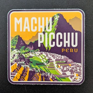 Puede incluir: Adhesivo cuadrado con una ilustración estilizada de Machu Picchu, Perú. El diseño incluye el texto "Machu Picchu Peru" en blanco, sobre un fondo de montañas moradas, colinas verdes y un cielo amarillo.