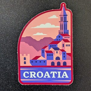 Puede incluir: Una pegatina ilustrada de color rosa y azul con una ciudad y la palabra "CROATIA" en texto blanco. La pegatina representa un edificio alto y estrecho con un techo puntiagudo y un edificio más pequeño con un techo rojo.
