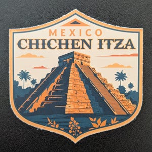 Puede incluir: Una ilustración de estilo vintage de la pirámide de Chichén Itzá en México. La imagen está en forma de escudo con un esquema de color amarillo, naranja y azul. El texto "MEXICO CHICHEN ITZA" está en la parte superior del escudo.