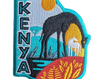 Op de afbeelding: Geborduurde patch met een zwarte giraffe en een wit dier in een savannelandschap. Het woord "KENYA" is verticaal geborduurd in zwart op een turquoise achtergrond, met een gele zon. De patch heeft een turquoise rand.