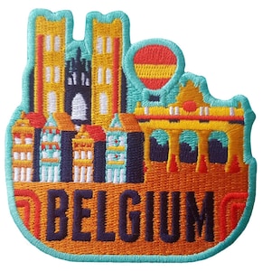 Puede incluir: Parche bordado que representa la arquitectura belga en colores vibrantes. El parche incluye la palabra "BELGIUM". El diseño incorpora naranja, amarillo, azul y rojo, con un borde azul claro. Un recuerdo o artículo decorativo.