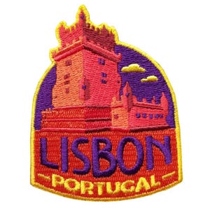 Puede incluir: Parche bordado que representa un castillo rojo y naranja con el texto "LISBOA PORTUGAL" en una pancarta roja y amarilla. El parche tiene un borde morado y amarillo. Fondo blanco.