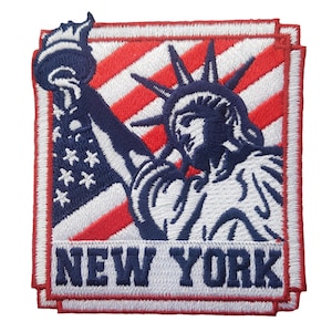 Puede incluir: Parche bordado con la Estatua de la Libertad en azul y blanco, sobre un fondo a rayas rojas y blancas. El texto "NEW YORK" se muestra en letras azules en negrita.