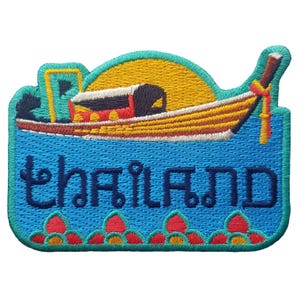 Peut inclure: Écusson brodé représentant un bateau-longue queue thaïlandais, un soleil jaune et le mot "THAILAND" en bleu. Le patch a une bordure bleue avec des motifs floraux, idéal pour les vêtements ou les sacs.