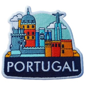 Könnte beinhalten: Gestickter Aufnäher mit einer farbenfrohen Darstellung der Wahrzeichen Portugals. Das Design umfasst Gebäude in Blau-, Orange- und Rottönen mit dem Wort "PORTUGAL" in weißer Schrift auf marineblauem Hintergrund.