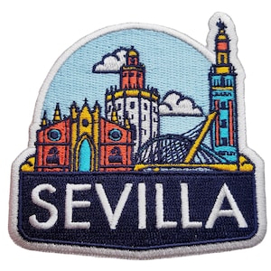 Può includere: Toppa ricamata raffigurante Siviglia, Spagna, con i suoi monumenti iconici. Il design include una chiesa, una torre e un ponte, su uno sfondo di cielo azzurro chiaro con nuvole. La parola "SEVILLA" è visualizzata in lettere bianche su uno stendardo blu navy.
