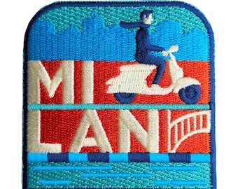 Könnte beinhalten: Gestickter Aufnäher mit einem blauen Motorrollerfahrer und dem cremefarbenen Text "MI LAN". Das Design umfasst eine blaue Stadtlandschaft, eine Brücke und einen rot-blauen Hintergrund. Der Aufnäher ist blau umrandet.