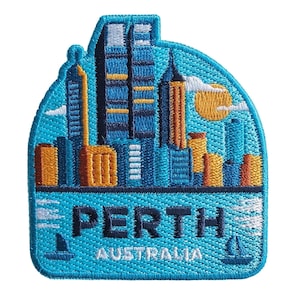 Op de afbeelding: Geborduurde patch met een gestileerde skyline van Perth, Australië, in blauw, oranje en geel. De patch bevat de stadsnaam "PERTH" en het land "AUSTRALIA" in witte letters, met een zon en zeilboten.