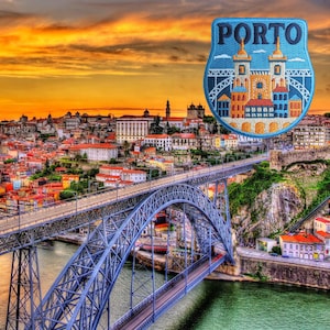 Op de afbeelding: Een schilderachtig uitzicht op Porto, Portugal, met een blauwe metalen brug over een rivier en een stadsgezicht op de achtergrond. Een blauwe patch met het woord "PORTO" en een gedetailleerde illustratie van gebouwen en torens bevindt zich in de rechterbovenhoek.