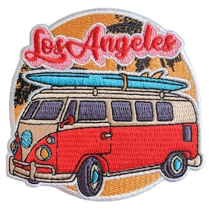 Puede incluir: Parche bordado con una furgoneta roja y crema con una tabla de surf. El parche tiene el texto "Los Angeles" en escritura rosa, sobre un fondo de puesta de sol.