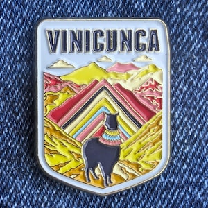 Spilla smaltata Vinicunca Perù da 1,25&quot;, spilla da viaggio, distintivo in metallo dorato, spilla da bavero, puntina morbida, regalo, città, paese, bandiera, viaggiatore