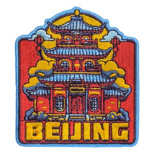Può includere: Toppa ricamata raffigurante un'illustrazione dettagliata di una pagoda cinese tradizionale in rosso, giallo e blu. La parola "BEIJING" è ricamata in giallo in basso, su uno sfondo rosso con un bordo blu.