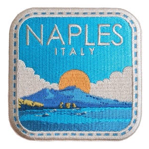 Könnte beinhalten: Gestickter Aufnäher mit einem Design von Neapel, Italien. Der Aufnäher hat einen blauen Hintergrund mit dem Wort "NAPLES" und "ITALY" in Weiß. Das Design umfasst einen Berg, Meer, Wolken und eine untergehende Sonne in Orange. Der Aufnäher ist quadratisch mit abgerundeten Ecken.