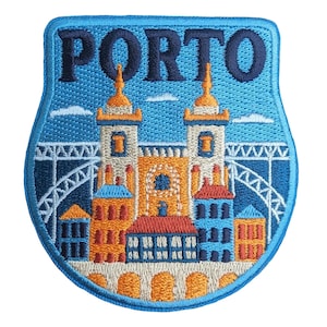 Könnte beinhalten: Gestickter Aufnäher mit dem Wort "PORTO" in Marineblau. Er zeigt eine detaillierte Stadtlandschaft mit einer Brücke, Gebäuden in Orange, Blau und Weiß. Mit blauem Rand, als Souvenir geeignet.