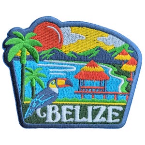 Può includere: Toppa ricamata raffigurante una scena tropicale del Belize. Il disegno comprende un tucano, palme, un gazebo e un tramonto sull'acqua. La parola "BELIZE" è ricamata in bianco. La toppa ha un bordo blu.