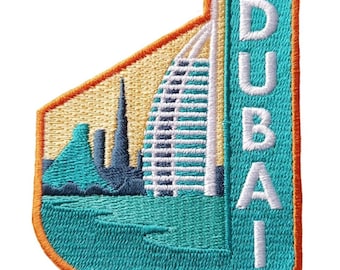 Könnte beinhalten: Gestickter Aufnäher mit der Skyline von Dubai, einschließlich des Burj Al Arab Hotels, mit dem Wort "DUBAI". Der Aufnäher ist türkis, beige und orangefarben und weist aufwendige Stickdetails auf.