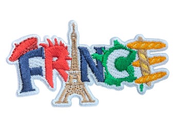 Puede incluir: Parche bordado con la palabra "FRANCE" en letras coloridas. El diseño incorpora símbolos franceses icónicos: una boina, la Torre Eiffel y una baguette. El parche está contorneado en blanco y tiene un tema de viaje o recuerdo.