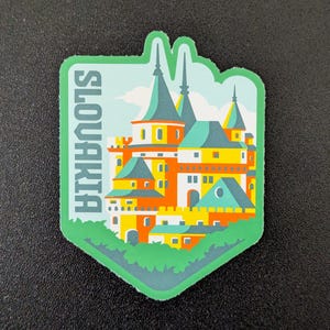 Peut inclure: Un autocollant coloré représentant un château stylisé avec le mot "SLOVAKIA" en vert. Le château a des accents orange, jaune et sarcelle, avec un fond de ciel bleu clair et un feuillage vert à la base.
