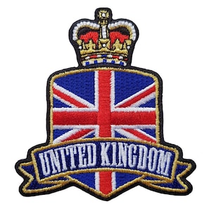 Puede incluir: Parche bordado con la bandera de la Union Jack del Reino Unido, con una corona dorada en la parte superior. Las palabras "UNITED KINGDOM" se muestran en letras blancas sobre una pancarta azul, con un borde dorado.