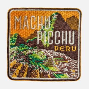 Patch de viagem bordado de Machu Picchu, Peru, para costurar ou passar a ferro. Aplique de lembrança com o motivo da bandeira da cidade e do país.