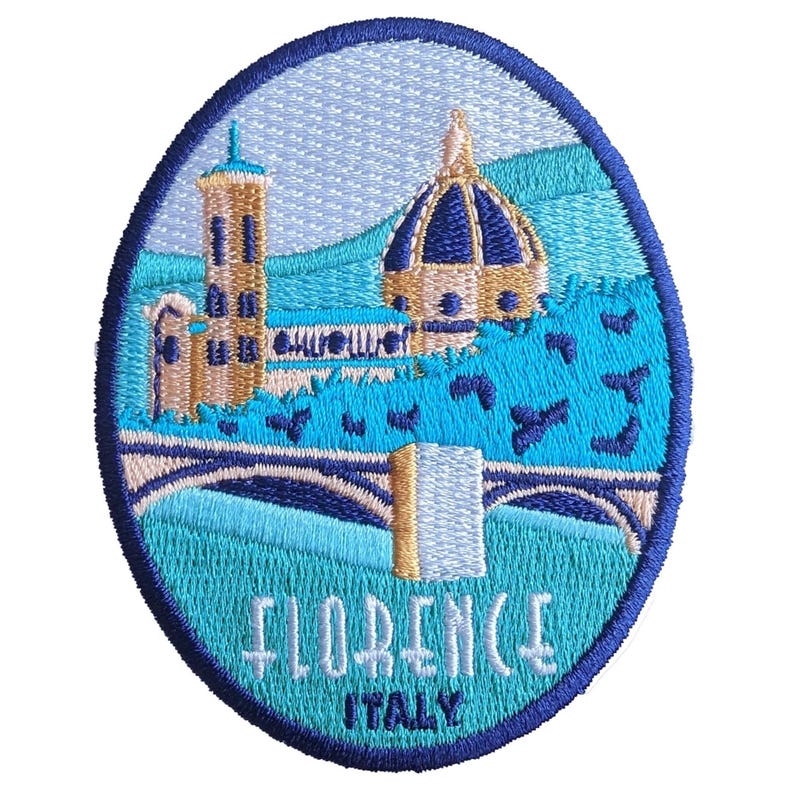 Puede incluir: Parche bordado con una representaci&oacute;n estilizada de Florencia, Italia. El dise&ntilde;o incluye el Duomo, una torre y un puente, en tonos azules, beige y dorados, con el nombre de la ciudad y el pa&iacute;s debajo.