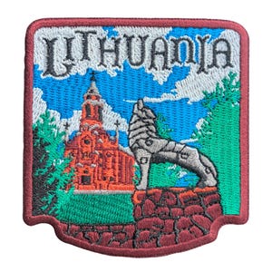 以下が含まれることがあります： 「LITHUANIA」の文字が刺繍されたパッチ。教会、遠吠えするオオカミの像、緑の葉が青い空と雲を背景に描かれています。パッチには赤い縁取りがあります。