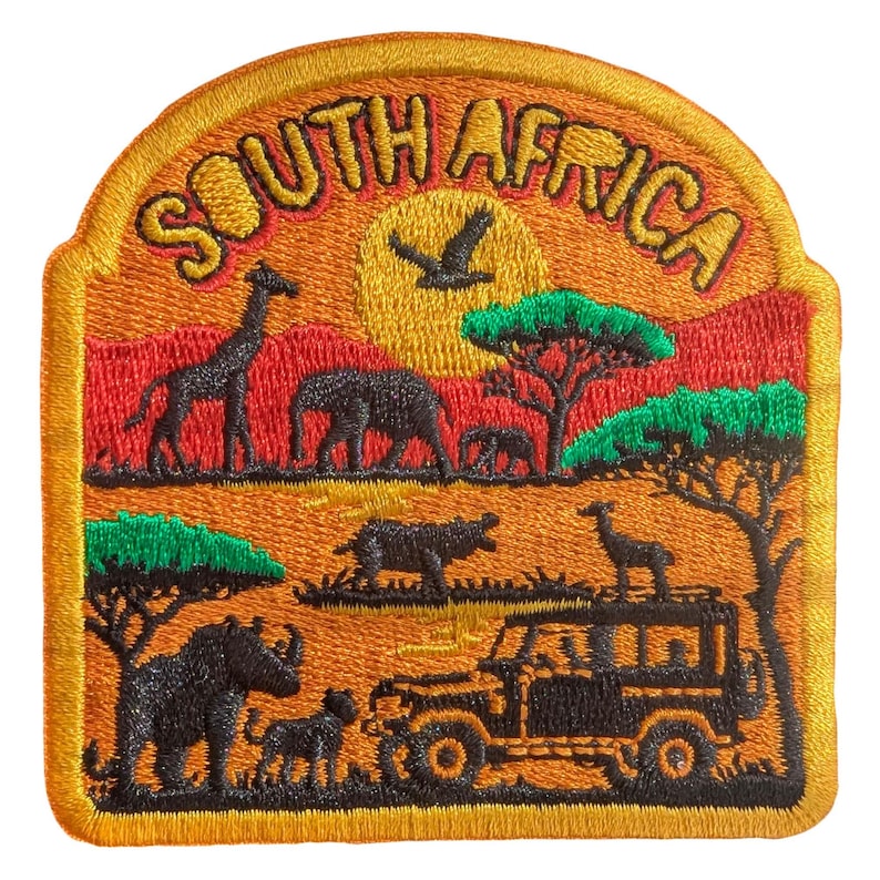 Op de afbeelding: Een geborduurde patch met een Zuid-Afrikaans landschap met een giraffe, olifant, neushoorn en safarivoertuig. De sc&egrave;ne bevat acacia's, een gele zon en een vogel in de lucht tegen een oranje achtergrond met een gouden rand.