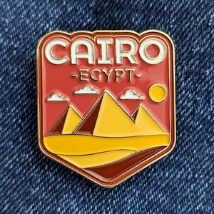 Może przedstawiać: Zestaw trzech ceramicznych misek w odcieniach niebieskiego, zielonego i białego. Miski mają nakrapianą glazurę i prosty, nowoczesny design. Największa miska ma średnicę około 18 cm.