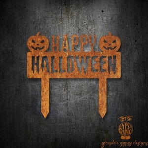 以下が含まれることがあります： 「Happy Halloween」の文字と2つのカボチャのシルエットが描かれた、さび付いた金属製のハロウィン看板です。