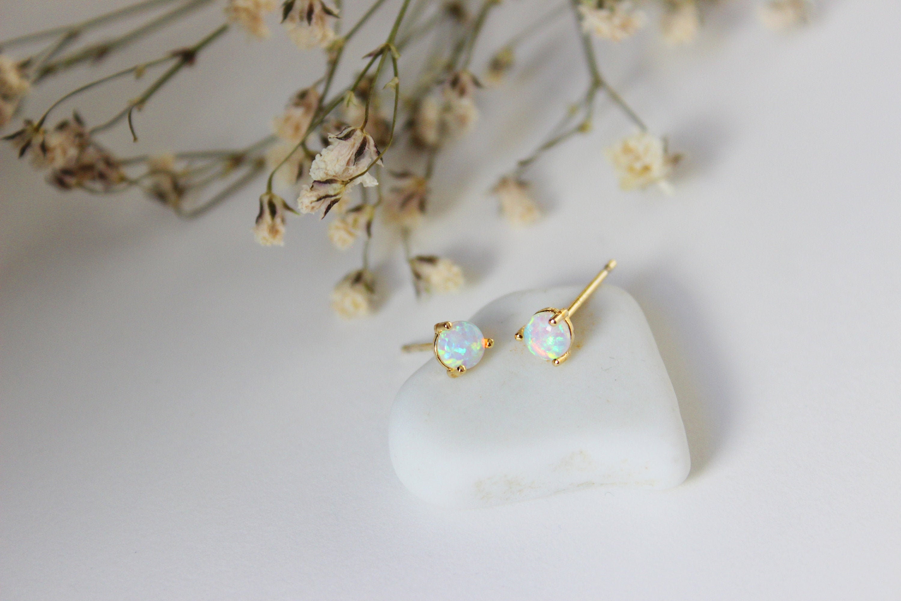 Kleine opaal oorbellen voor tweede gat Single stud oorbel Etsy
