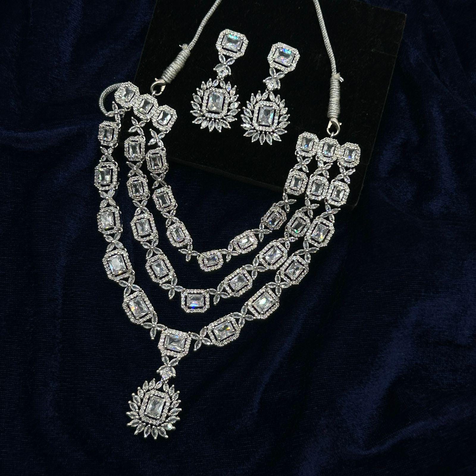 Set Di Gioielli Indiani AD In Ottone Placcato Argento Con Perle E CZ – Orecchini E Collana Per Sposa