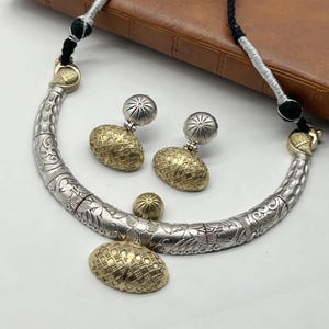 Collar Hasli oxidado de dos tonos con pendientes para mujer, joyería india para bodas y festivales, joyería tribal ajustable de plata y oro.