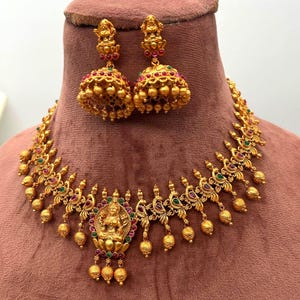Vergoldetes indisches Tempel Choker Halsband Set: Südindischer Hochzeitsschmuck