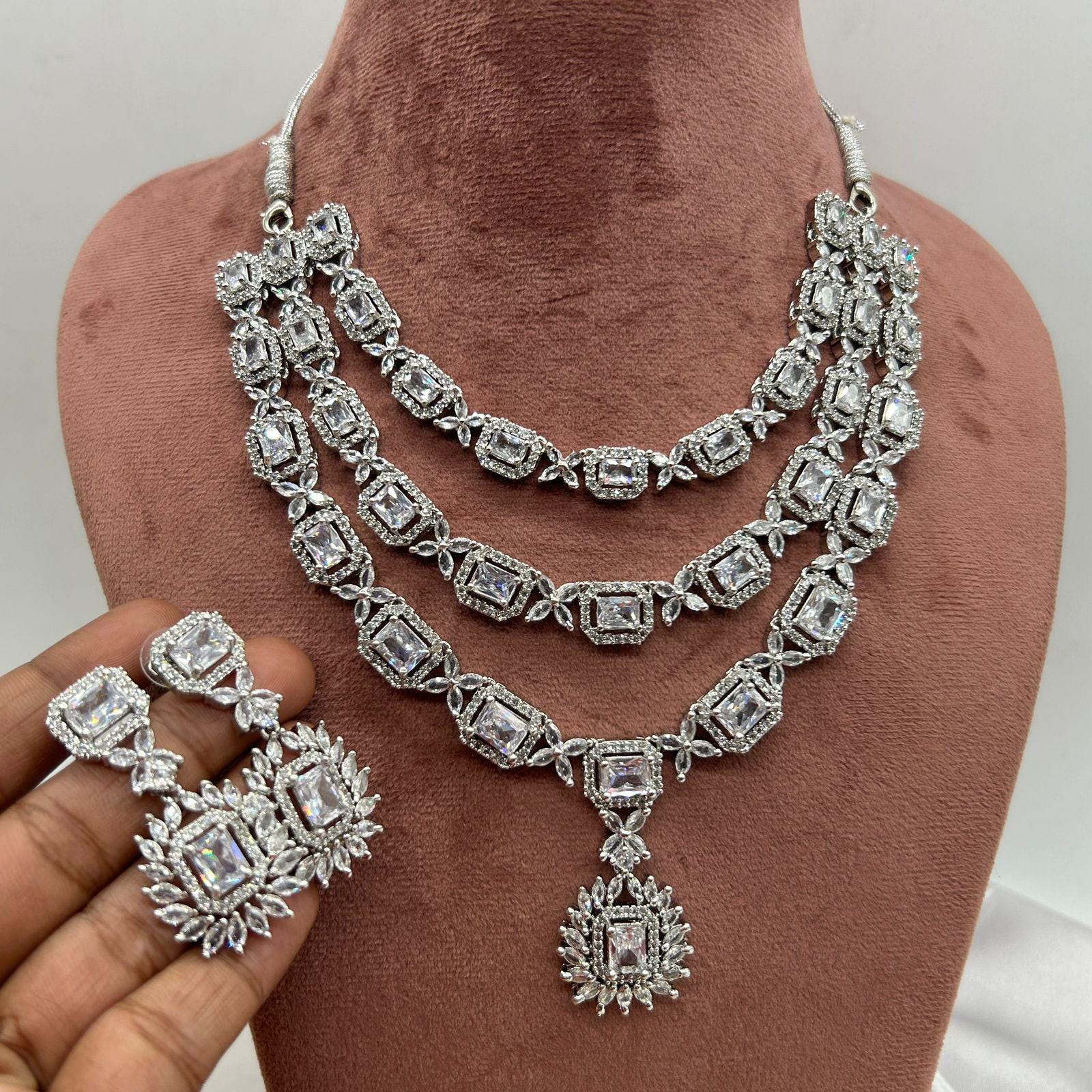 Set Di Gioielli Indiani AD In Ottone Placcato Argento Con Perle E CZ – Orecchini E Collana Per Sposa