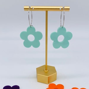 Acryl bloemoorbellen: lichtgewicht lentesieraden