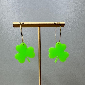 St. Patrick’s Day earrings | shamrock earrings | green earrings | three leaf clover | clover earrings | Irish jewelry