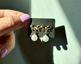Brincos de pérolas com laço dourado: brincos de Natal em estilo minimalista e delicado | presente para ela