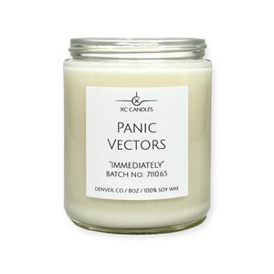 Könnte beinhalten: Eine weiße Sojawachskerze in einem durchsichtigen Glasgefäß mit einem schwarzen Etikett, auf dem "XC CANDLES", "PANIC VECTORS", "'IMMEDIATELY'" und "BATCH NO: 7110.65" steht. Das Etikett trägt außerdem die Aufschrift "DENVER CO/8OZ/100% SOY WAX".