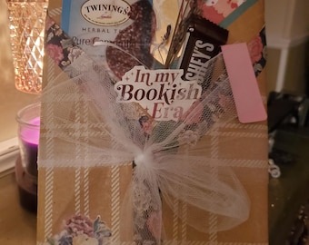 Blind Date with a Book – Wrapped Surprise  - Cozy Reading Gift