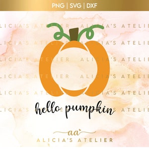 Pode incluir: Um arquivo de corte digital de uma abóbora laranja com um caule e folhas verdes. A abóbora tem um círculo cortado no centro. O texto "hello pumpkin" está escrito abaixo da abóbora.