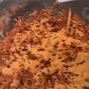 Incenso autentico di marca con chip di corona di legno di sandalo بخور صندل كراون